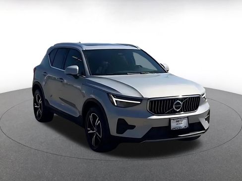 Used 2024 Volvo XC40 B5 Core image 2