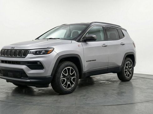 Used 2025 Jeep Compass Trailhawk image 3