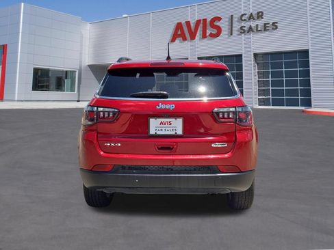 Used 2025 Jeep Compass Latitude w/ Sun & Sound Group AWD/4WD image 7