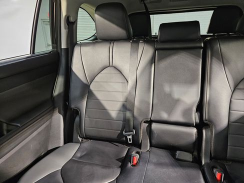 Certified 2025 Toyota Highlander XLE image 12