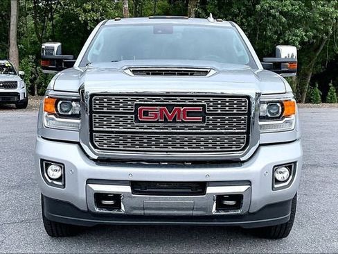 Used 2019 GMC Sierra 2500 Denali w/ Duramax Plus Package AWD/4WD image 6