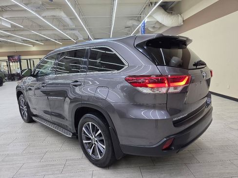 Used 2017 Toyota Highlander SE FWD image 8