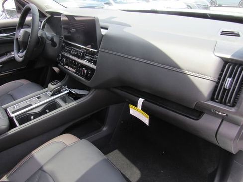 New 2026 Nissan Pathfinder Platinum FWD image 13