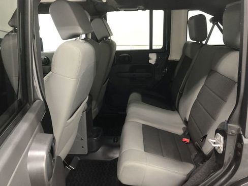 Used 2010 Jeep Wrangler Unlimited Sahara image 23