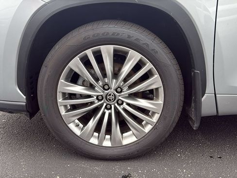 Certified 2024 Toyota Highlander Platinum AWD/4WD image 9