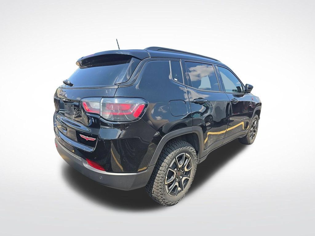 Used 2025 Jeep Compass Trailhawk w/ Trailhawk Elite Group AWD/4WD image 5