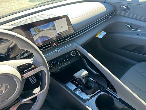 New 2025 Hyundai Elantra SEL image 17