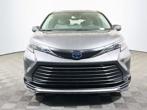 Used 2025 Toyota Sienna XLE image 3