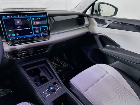 New 2025 Volkswagen Tiguan SE image 23