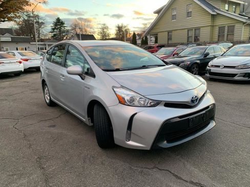 Used 2016 Toyota Prius V Five image 3