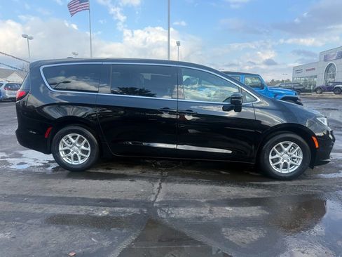 New 2026 Chrysler Pacifica Select image 2