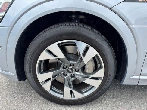 Used 2022 Audi e-tron Premium w/ Convenience Plus Package image 17