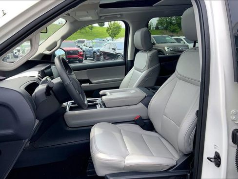 Used 2025 Ford Expedition Active AWD/4WD image 9