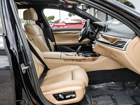 Used 2019 BMW 750i xDrive w/ M Sport Package AWD/4WD image 40