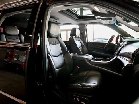 Used 2017 Cadillac Escalade Luxury AWD/4WD image 31