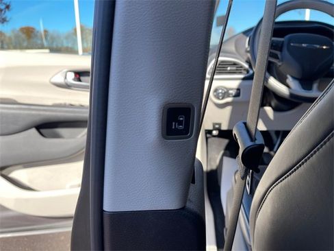 Used 2019 Chrysler Pacifica Limited image 20