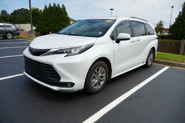 Used 2025 Toyota Sienna XLE FWD image 7