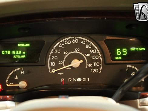Used 2003 Lincoln Town Car Executive image 5