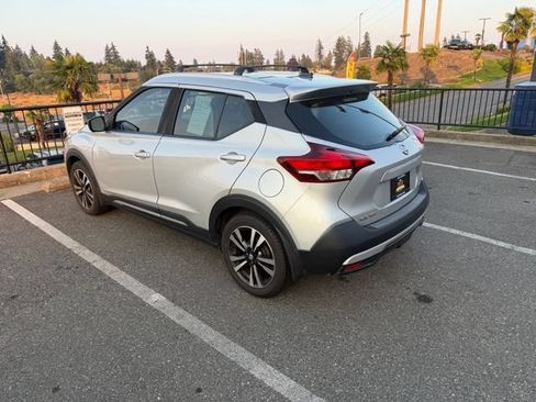 Used 2019 Nissan Kicks SR w/ SR Premium Package FWD image 3