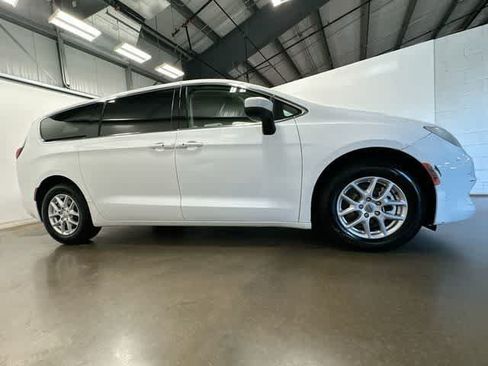 Used 2022 Chrysler Voyager LX FWD image 3