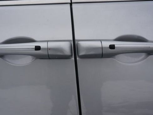 Used 2024 Chrysler Pacifica Touring-L image 90