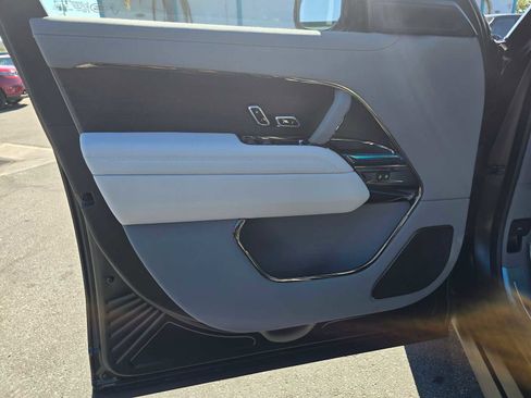 Used 2025 Land Rover Range Rover SV image 27