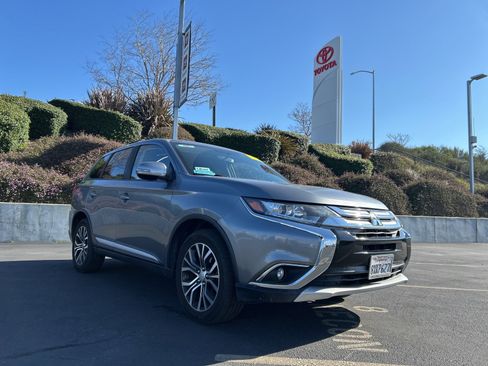 Used 2018 Mitsubishi Outlander LE image 1