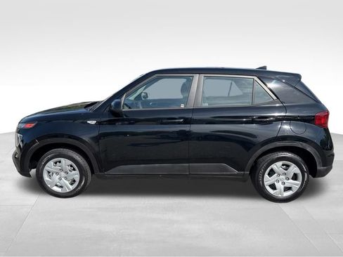 Used 2020 Hyundai Venue SE FWD image 2