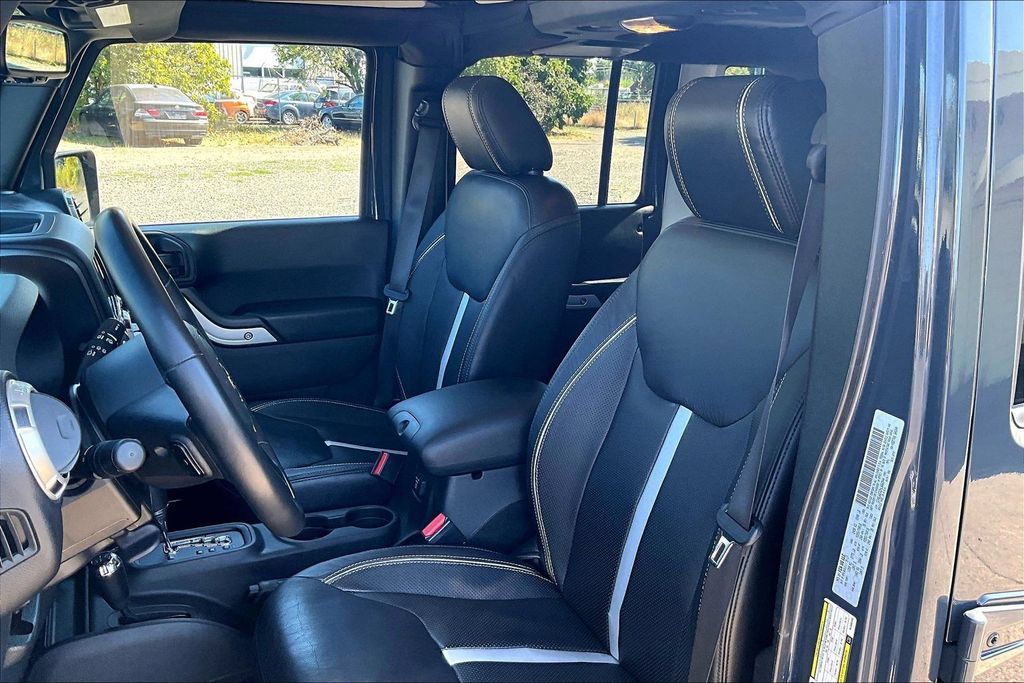 Used 2017 Jeep Wrangler Unlimited Sahara w/ Connectivity Group AWD/4WD image 9