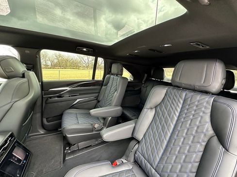 New 2025 Cadillac Escalade IQ Sport 1 w/ LPO, ONYX Package image 28