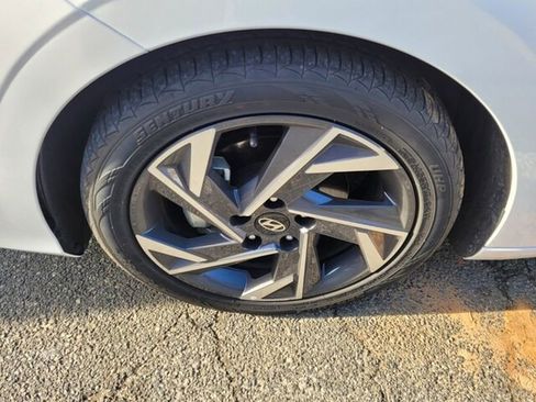 Used 2025 Hyundai Elantra SEL image 14