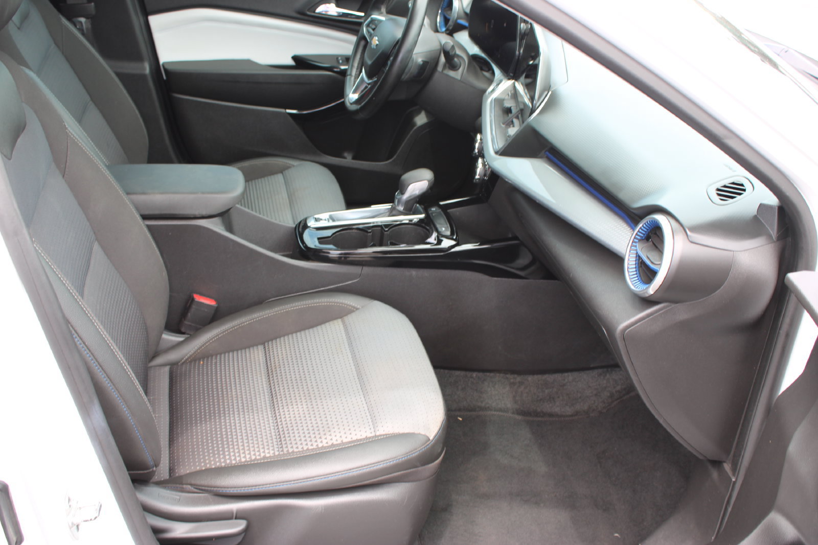 Used 2024 Chevrolet Trax LT w/ Driver Confidence Package FWD image 24