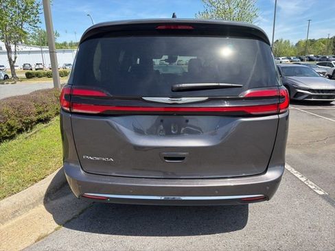 Used 2023 Chrysler Pacifica Touring-L image 6