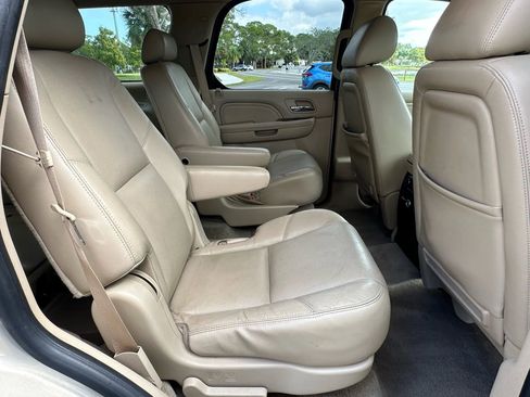 Used 2010 Cadillac Escalade Premium image 21