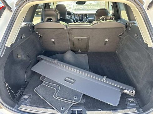 Used 2020 Volvo XC60 T5 Momentum image 8