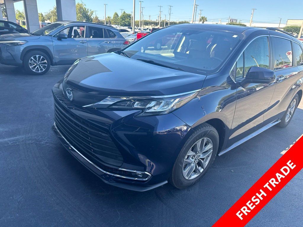 Used 2022 Toyota Sienna XLE FWD image 1