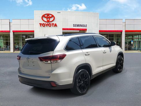 Used 2019 Toyota Highlander SE FWD image 3