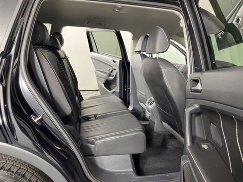 Used 2023 Volkswagen Tiguan SE image 40