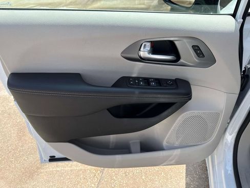 Used 2024 Chrysler Pacifica Touring-L FWD image 18