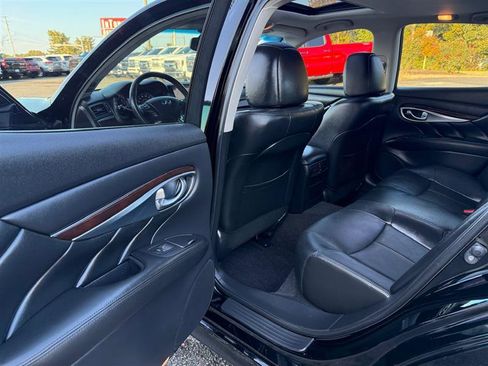 Used 2019 INFINITI Q70 Luxe image 18