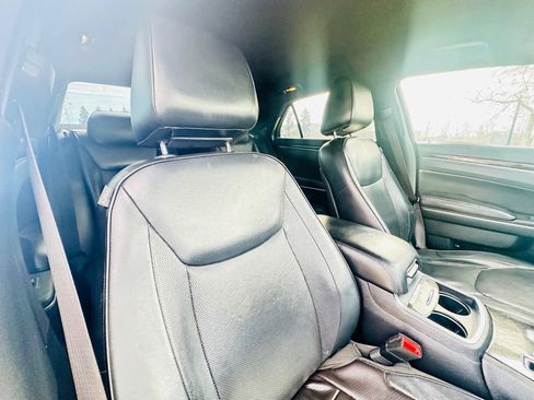 Used 2014 Chrysler 300 C RWD image 9