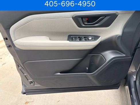 Used 2025 Subaru Forester Premium AWD/4WD image 12