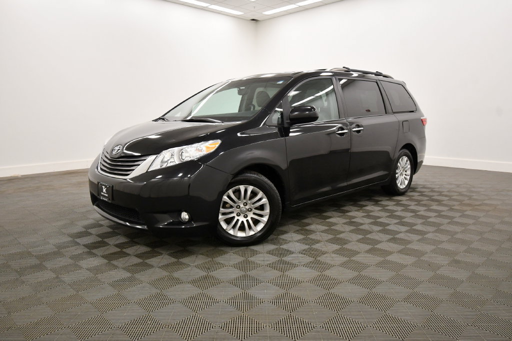 Used 2017 Toyota Sienna XLE Premium FWD image 2