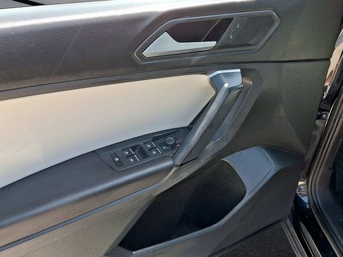 Used 2019 Volkswagen Tiguan SE w/ Panoramic Sunroof Package FWD image 16