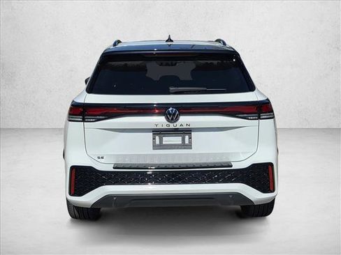 Used 2025 Volkswagen Tiguan SE R-Line image 6
