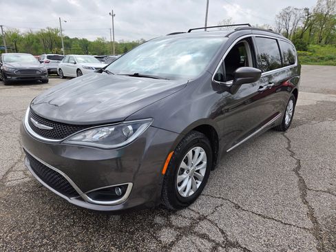 Used 2017 Chrysler Pacifica Touring-L FWD image 2