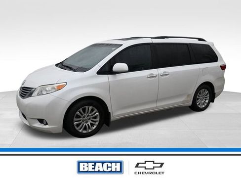 Used 2015 Toyota Sienna XLE image 1