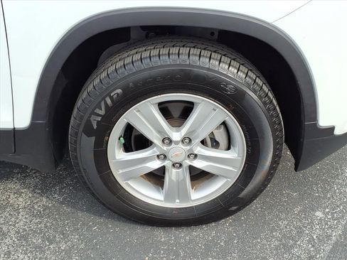 Used 2021 Chevrolet Trax LS w/ Tint and Cruise Package image 5