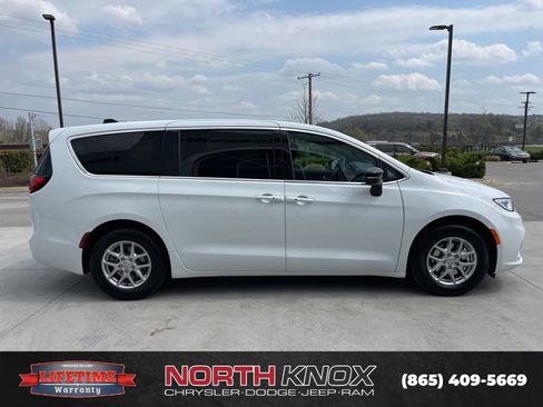 New 2026 Chrysler Pacifica Select image 18