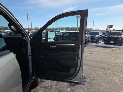 Used 2025 GMC Sierra 2500 AT4 image 25